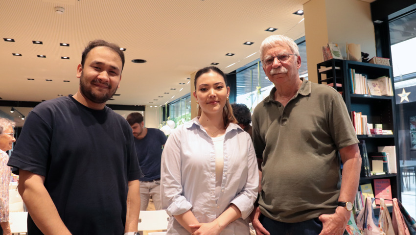 Es ist auch ihre Geschichte (v. l,) : Abbas, Nazanin mit Autor Peter Sutter.
