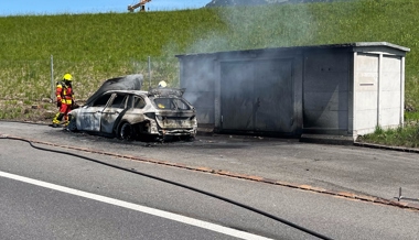 Auto auf Autobahnausfahrt in Vollbrand: Niemand verletzt aber hoher Sachschaden