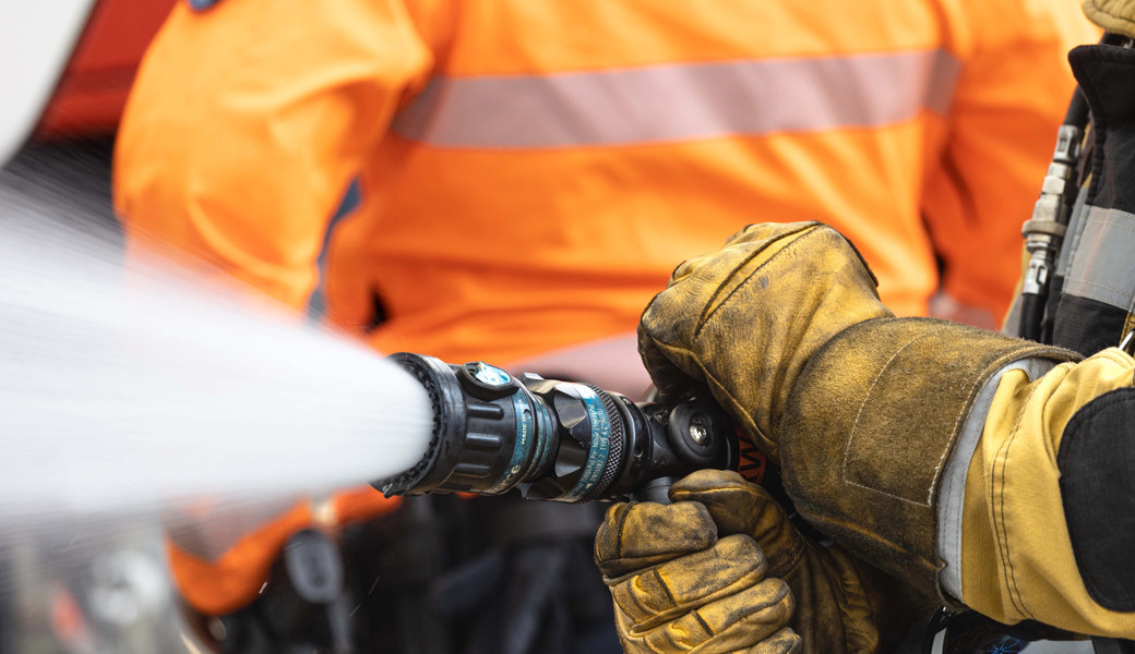 Die Feuerwehr war mit 35 Angehörigen im Einsatz: Zimmerbrand im Rheintal.