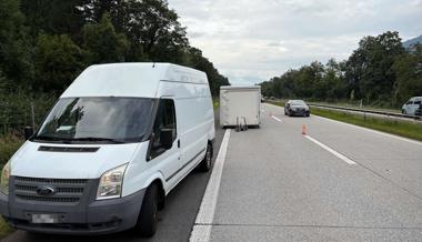 Langer Stau: Lieferwagen mit Anhänger verunfallt