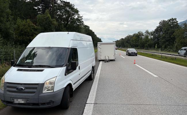 Langer Stau: Lieferwagen mit Anhänger verunfallt