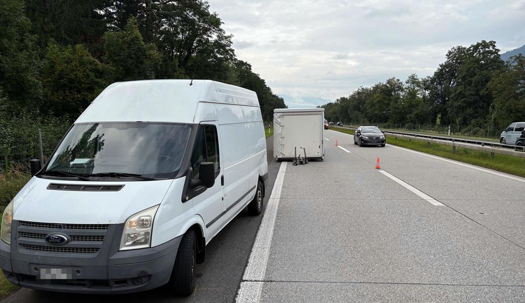 Langer Stau: Lieferwagen mit Anhänger verunfallt
