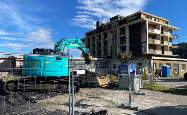 Rückbau der «Acker»-Brandruine hat begonnen