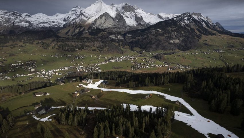 Blick auf eine Kunstschneepiste in grüner Landschaft beim Oberdorf, Wildhaus. Blick auf eine Kunstschneepiste in grüner Landschaft beim Oberdorf, Wildhaus.