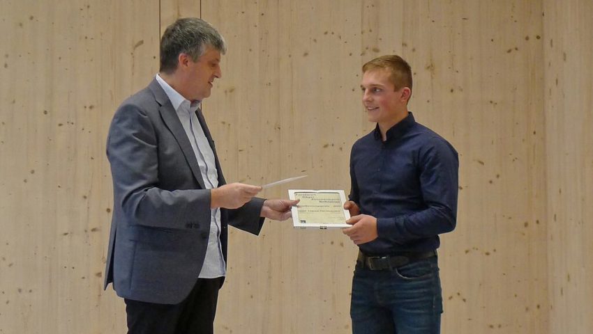  Geschäftsführer Sepp Fust gratuliert Fabian Tischhauser aus Grabs als bestem Schreiner. 