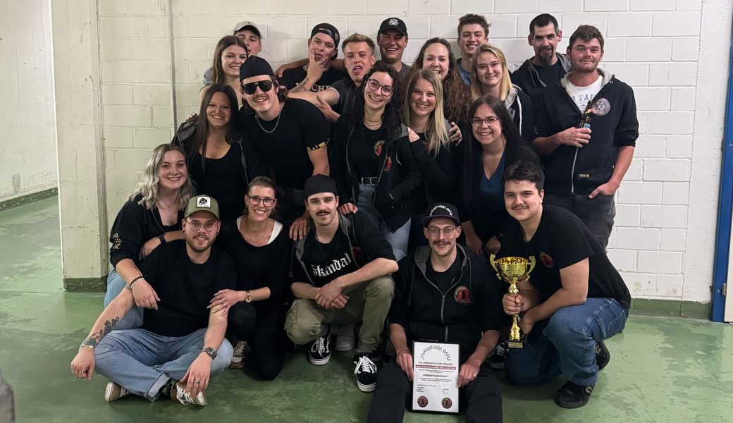 Eine aufgestellte Truppe: Die Junggugga Gams mit ihrem scheidenden Guggenmajor Simon Hardegger und dem Mitglied des Jahres Adrian Eggenberger vorne rechts.