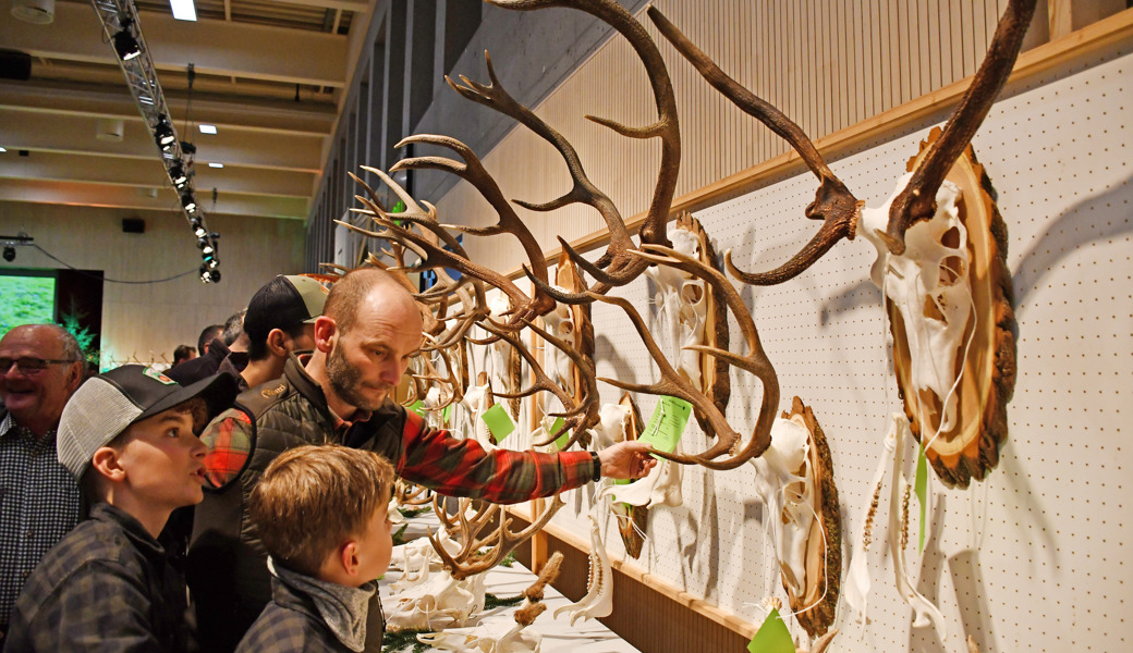 Das Interesse bei der nächsten Generation geweckt: Viele Knaben und Mädchen begleiteten Jäger und Jägerinnen.