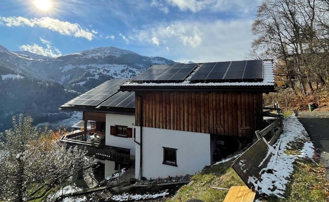 Mann stürzt beim Reinigen von Solarpanels vom Dach