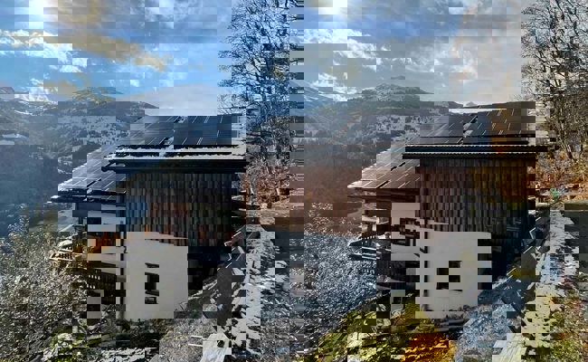 Mann stürzt beim Reinigen von Solarpanels vom Dach