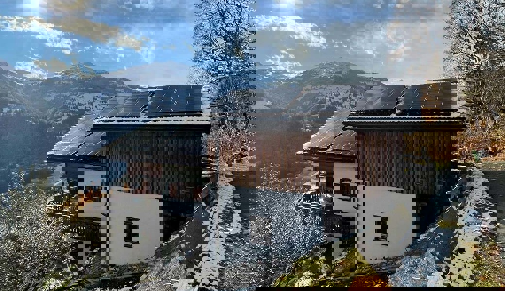 Der Mann stürzte rund acht Meter in die Tiefe. 