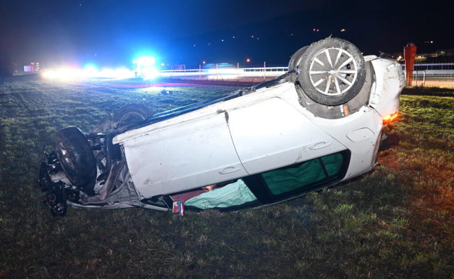 Selbstunfall auf der Autobahn: 20-jähriger Fahrer und 18-jährige Beifahrerin leicht verletzt