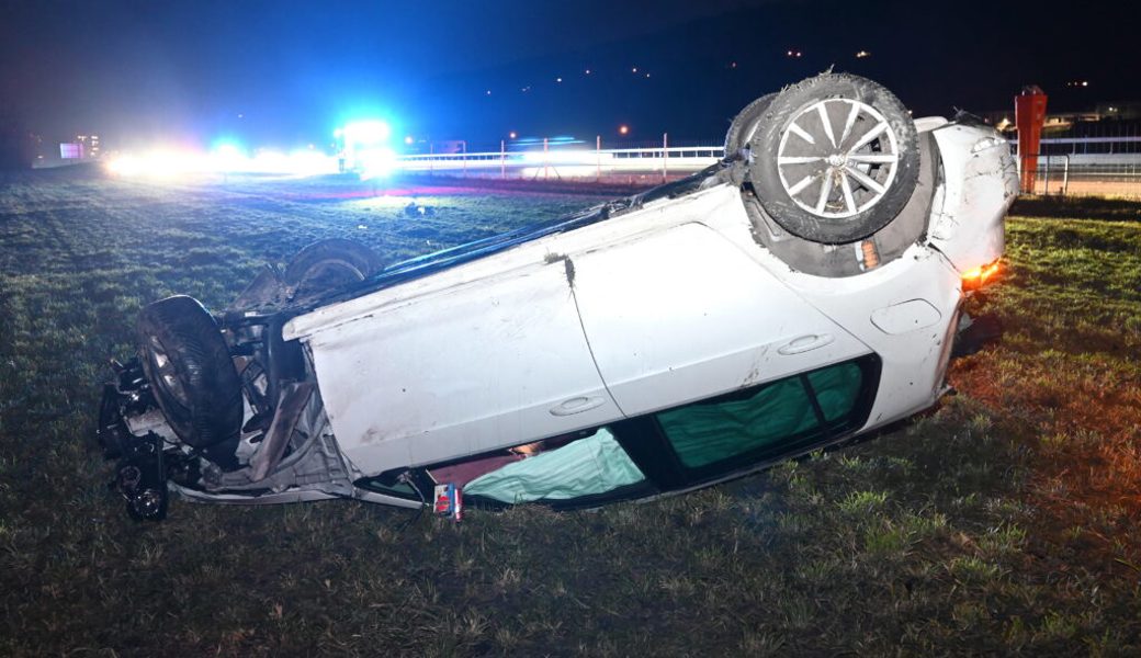  Das Auto überschlug sich zweimal. 