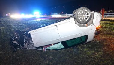 Selbstunfall auf der Autobahn: 20-jähriger Fahrer und 18-jährige Beifahrerin leicht verletzt