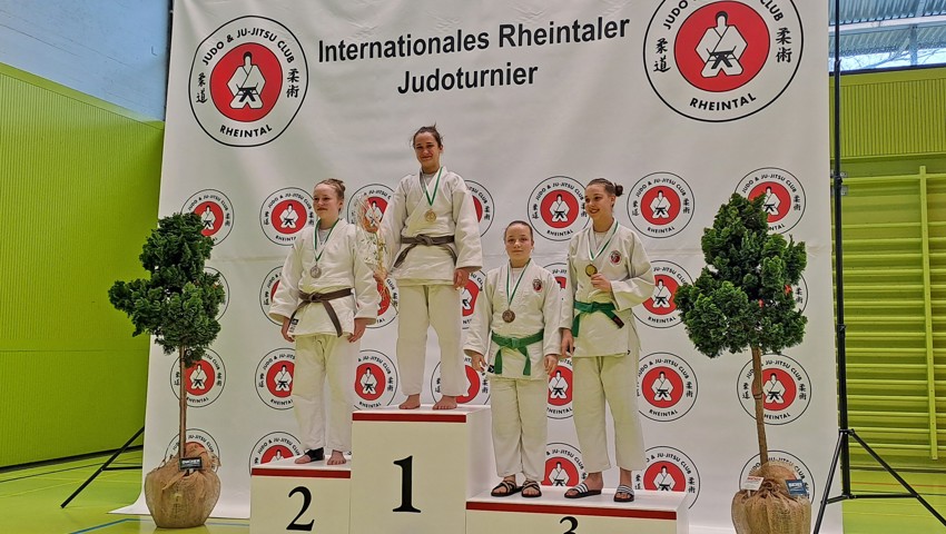 Rauper (3. v.l.) auf dem Podest des U18-Turniers.