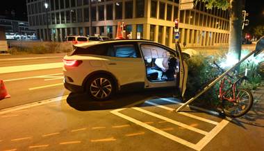 Polizistin und Polizist nach Verfolgungsjagd und Unfall verletzt