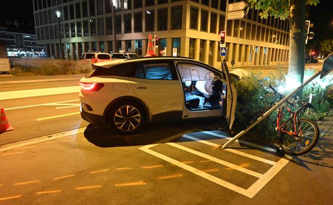 Polizistin und Polizist nach Verfolgungsjagd und Unfall verletzt