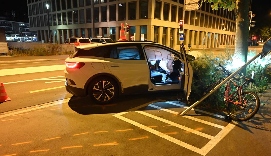Polizistin und Polizist nach Verfolgungsjagd und Unfall verletzt