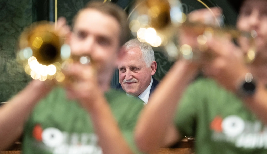 Der neue Kantonsratspräsident Walter Freund freut sich über den Überraschungsauftritt der Eichberger Guggenmusik Bazzaschüttler im Ratssaal. 