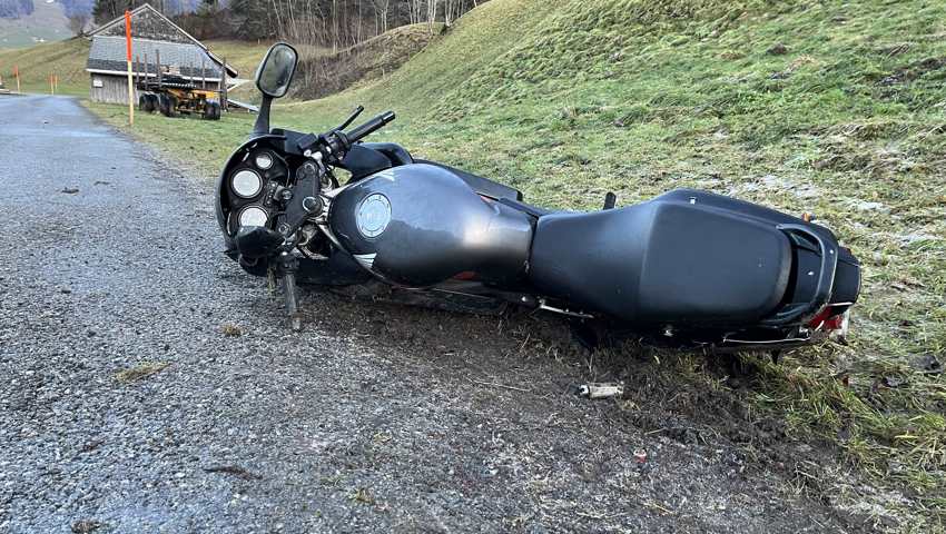 Der Jugendliche musste ins Spital. Den Schaden am Roller schätzt die Polizei auf etwa 8000 Franken.