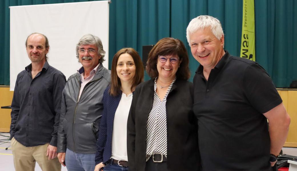 Musikschulleiter Emil Scheibenreif, der scheidende Sekretär Max Müller, die neue Sekretariatsmitarbeiterin Brigitte Zingerli, Sekretariatsmitarbeiterin Jeannette Ackermann und Präsident Meinrad Gartmann (von links).