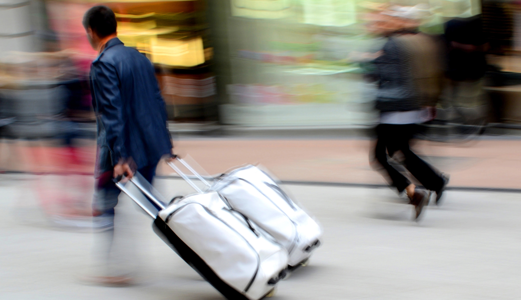 Und schon sind sie weg: Eine Gruppe Reisender machte sich davon, ohne für die Übernachtung zu bezahlen. Geschädigt wurden laut SVP-Kantonsrat Peter Gabathuler gleich mehrere Logisgeber in der weiteren Region.