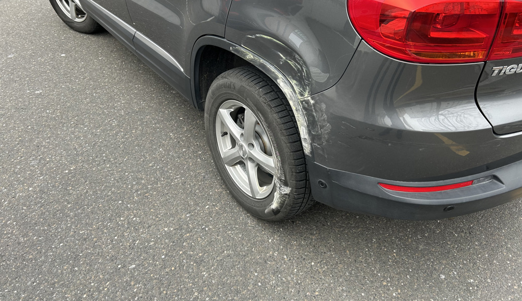 Mit einem Bus zusammengestossen: Schaden am betroffenen Auto.