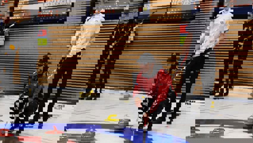  Skip Lars Brauchli zeigt an, wo er den nächsten Stein haben möchte. 