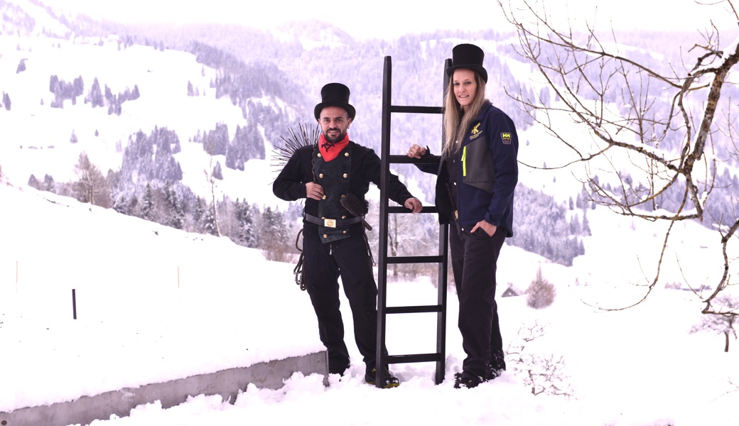 Mino und Kerstin Pnishi-Geiser in traditioneller Zunftkleidung. Seit September sind sie im oberen Toggenburg tätig.