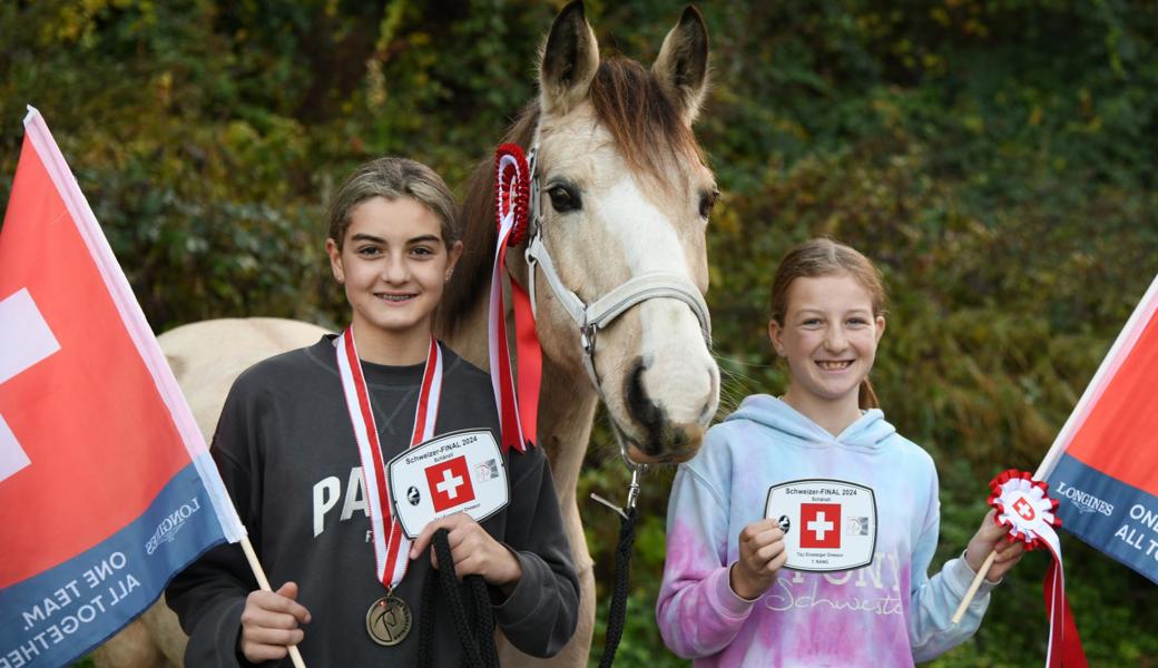 Ayleen (links) und Alessia Hardegger mit ihrem Pony Rising Sun. 