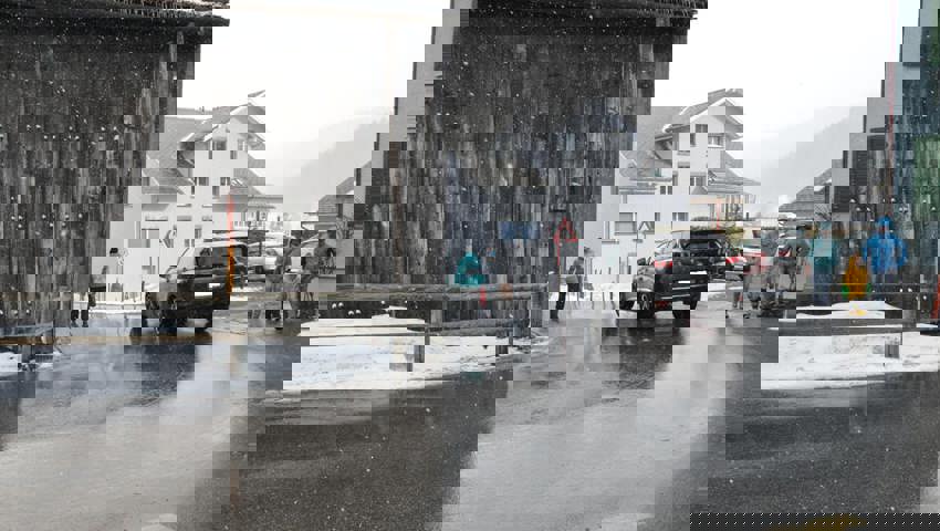  Die enge Kurve und das fehlende Trottoir machen die Verkehrssituation beim Zwinglihus in Wildhaus unübersichtlich. 