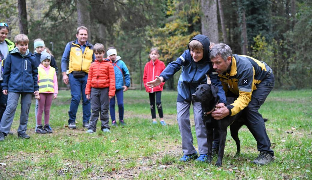 Zwei Hundeführer der Alpinen Rettung Schweiz gaben einen spannenden Einblick in die Welt der Rettungshunde.