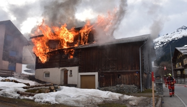 Haus abgebrannt, Bewohner verletzt, Stall massiv beschädigt