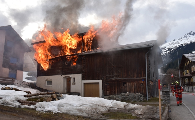 Haus abgebrannt, Bewohner verletzt, Stall massiv beschädigt