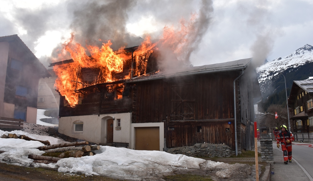 Haus abgebrannt, Bewohner verletzt, Stall massiv beschädigt