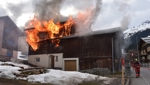 Haus abgebrannt, Bewohner verletzt, Stall massiv beschädigt