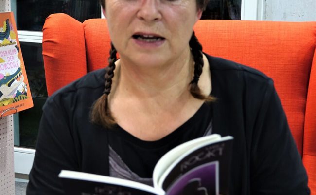 Alice Gabathuler stellte in der Bibliothek ihr neues Jugendbuch «Marla rockt» vor