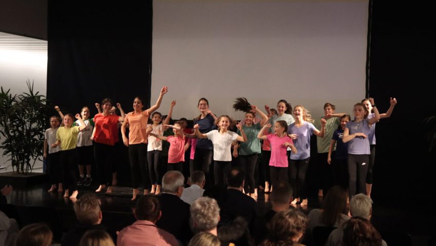  Ohne Musik weiter getanzt: Die jungen Turnerinnen und Turner des TV Buchs begeisterten das Publikum in zwei Showblocks. 