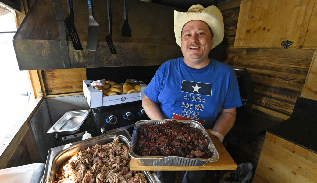«Heute gibt’s Pulled Pork und Beef Cheek» (zerzupftes Schweinefleisch und Rinderbäckchen): Travis Porter in seinem Countrystyle-Grillwagen.