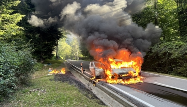 Dank Zeichen eines Motorradfahrers: Familie rettet sich aus brennendem Auto