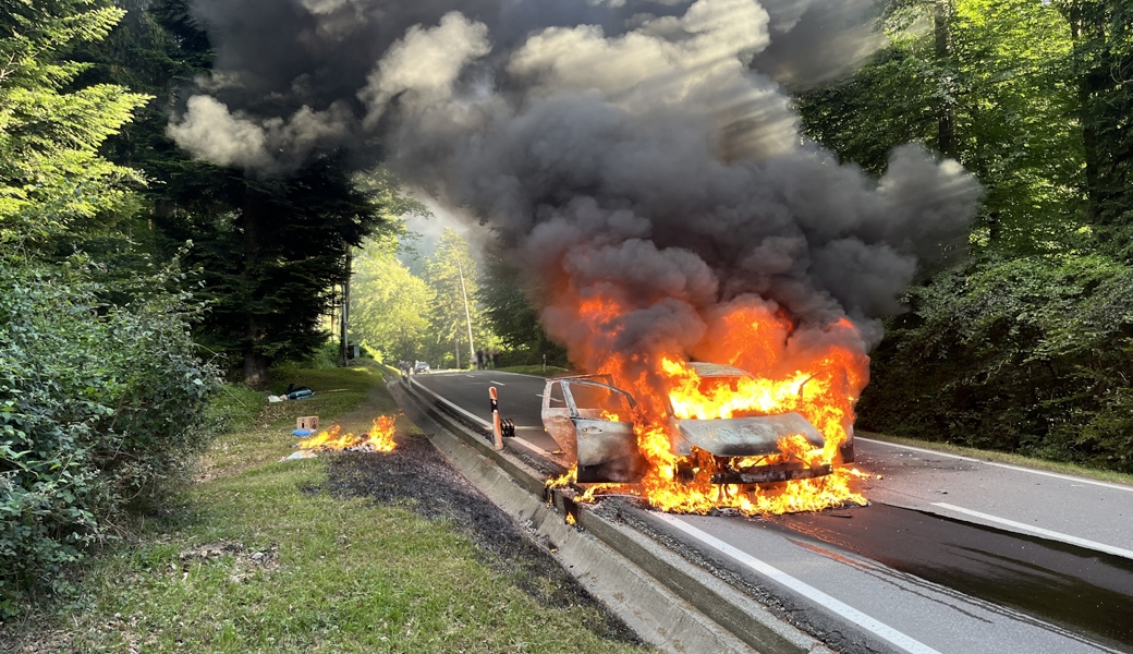Dank Zeichen eines Motorradfahrers: Familie rettet sich aus brennendem Auto