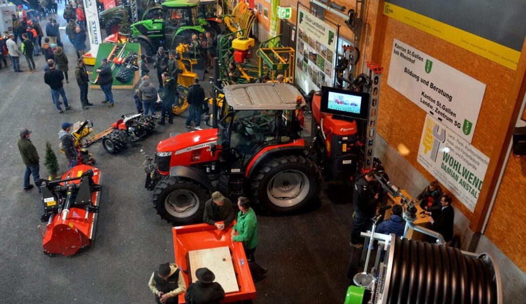  Die erste Landtechnikmesse in der Markthalle Sargans war gut besucht. Bilder: Martin Nauer