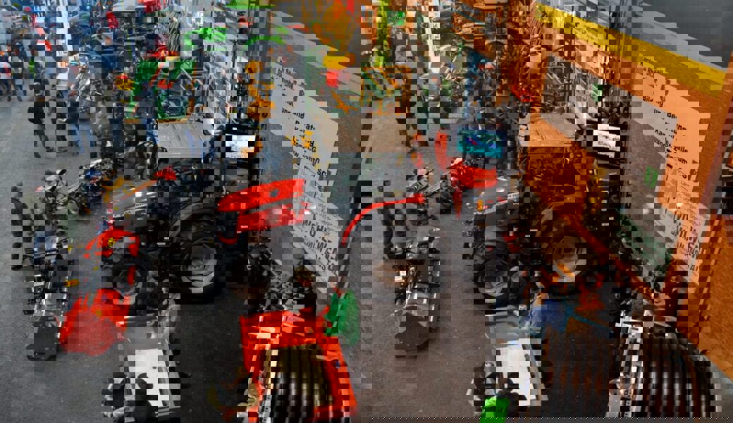  Die erste Landtechnikmesse in der Markthalle Sargans war gut besucht. Bilder: Martin Nauer