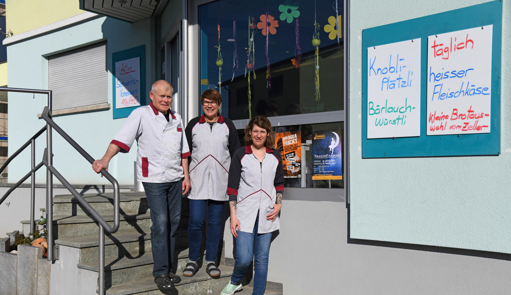 Mario, Käthi und Esther Kaufmann (von links) vor ihrem Geschäft in Sennwald.