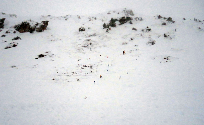 Tödlicher Lawinenabgang: Schneemassen erfassen Snowboarderin