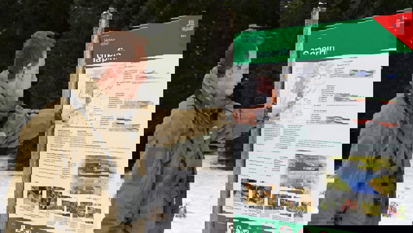  Die grossen Tafeln beim Parkplatz sind von weitem sichtbar.