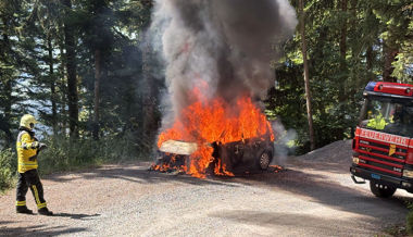 Erst Rauch, dann Feuer: Auto geriet in Vollbrand