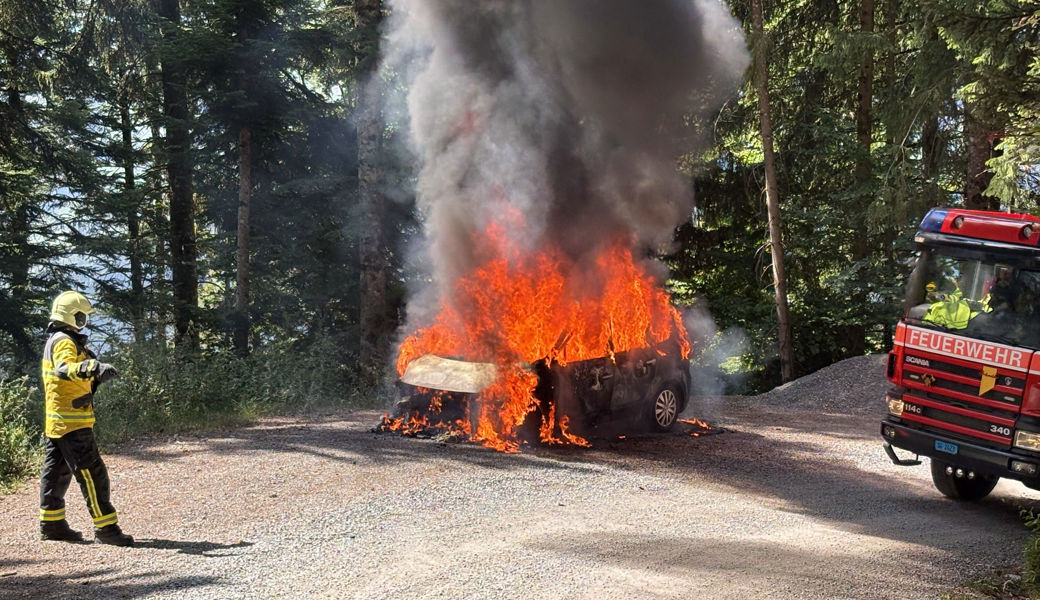 Erst Rauch, dann Feuer: Auto geriet in Vollbrand