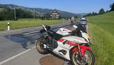 Motorradfahrer streift beim Überholen Auto und stürzt