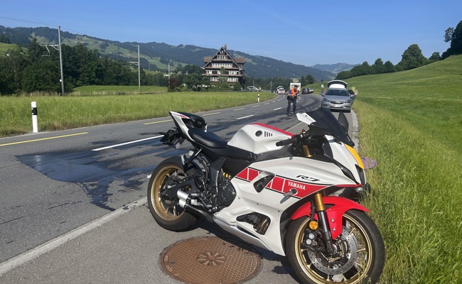 Motorradfahrer streift beim Überholen Auto und stürzt