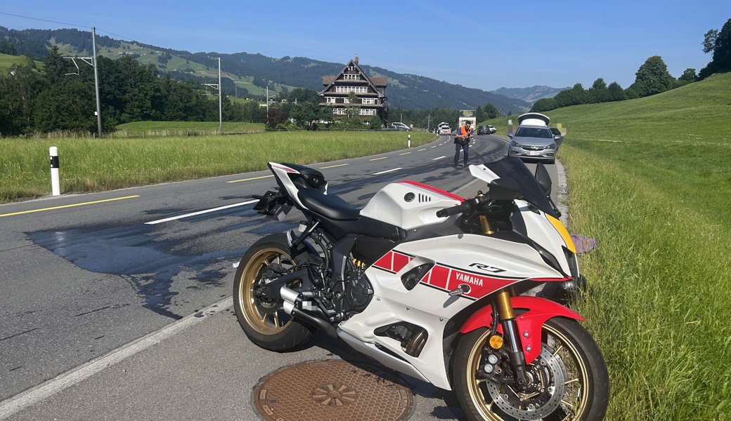 Der Motorradfahrer stürzte beim Überholmanöver